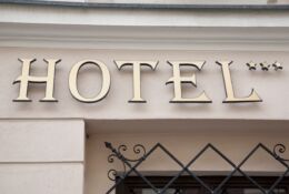 napis hotel na fragmencie budynku