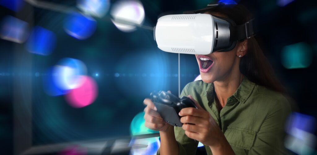 Kobieta gra w grę w okularach VR na tle migoczących niebieskich i zielonych świateł